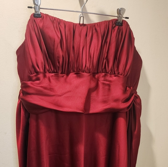 David's BRIDAL Red Plus Size Strapples Satin Long Formal Dress size 20 - Picture 3 of 11